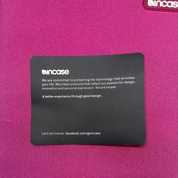 Incase Magenta Tablet Sleeve - Picture 4 of 5